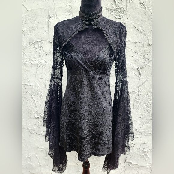 Black Gothic Lace Bell Sleeve Cropped Shrug - Picture 1 of 7